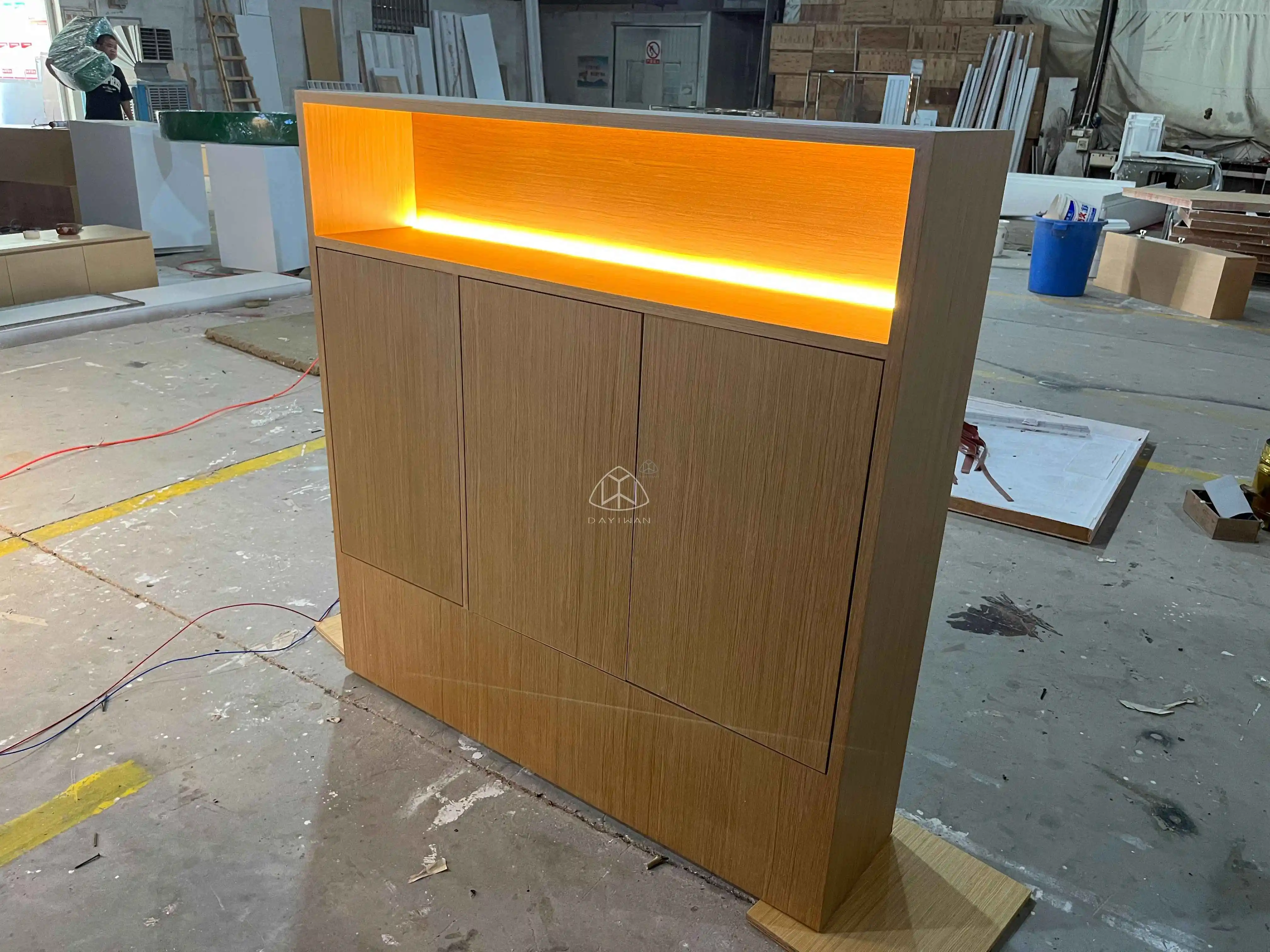 Wooden Nail Polish Display Stand Nail Desk Salon Furniture Luxury Pedicure Spa Salon Wall Decoration