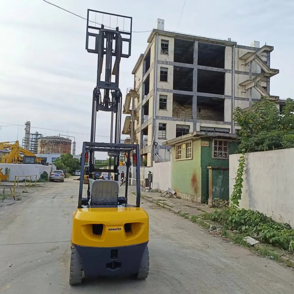 Тяжелая нагрузка komatsu б/у вилочный погрузчик FD30T-17 2016 году деревянные 3-тонный