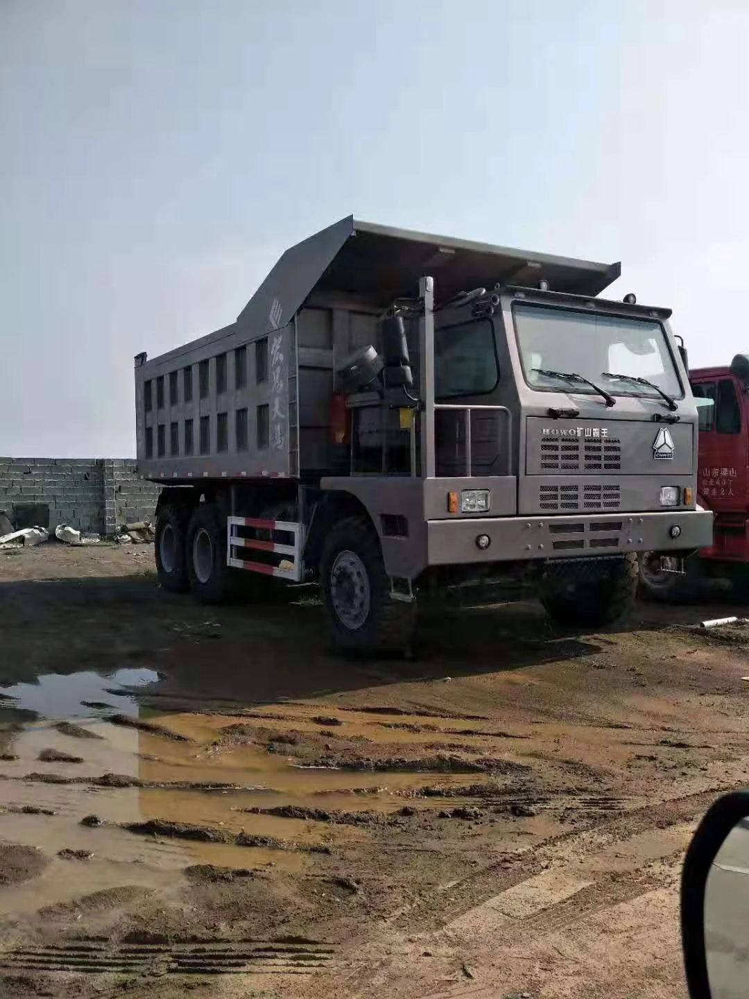 Heavy mine dump trucks sinotruk load 100 tons 6*4 howo mining tipper truck