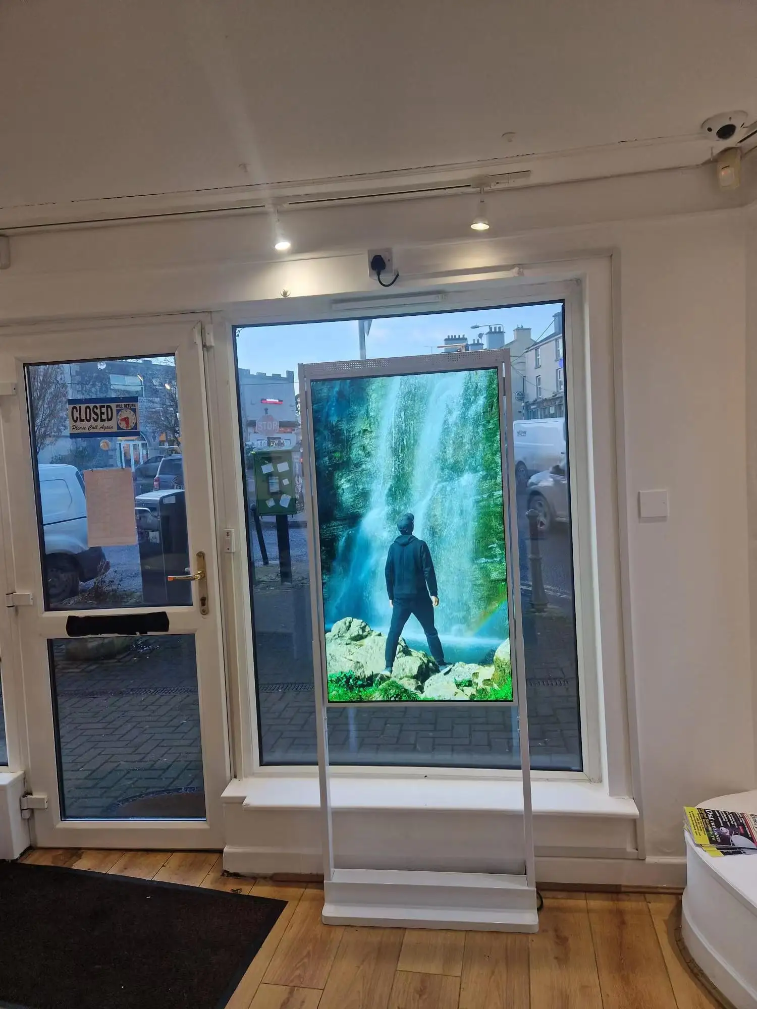 TNI Panel 110 Window Display Floor Standing Hanging Ceiling LCD Shop Window Facing Advertising Displays Digital Signage