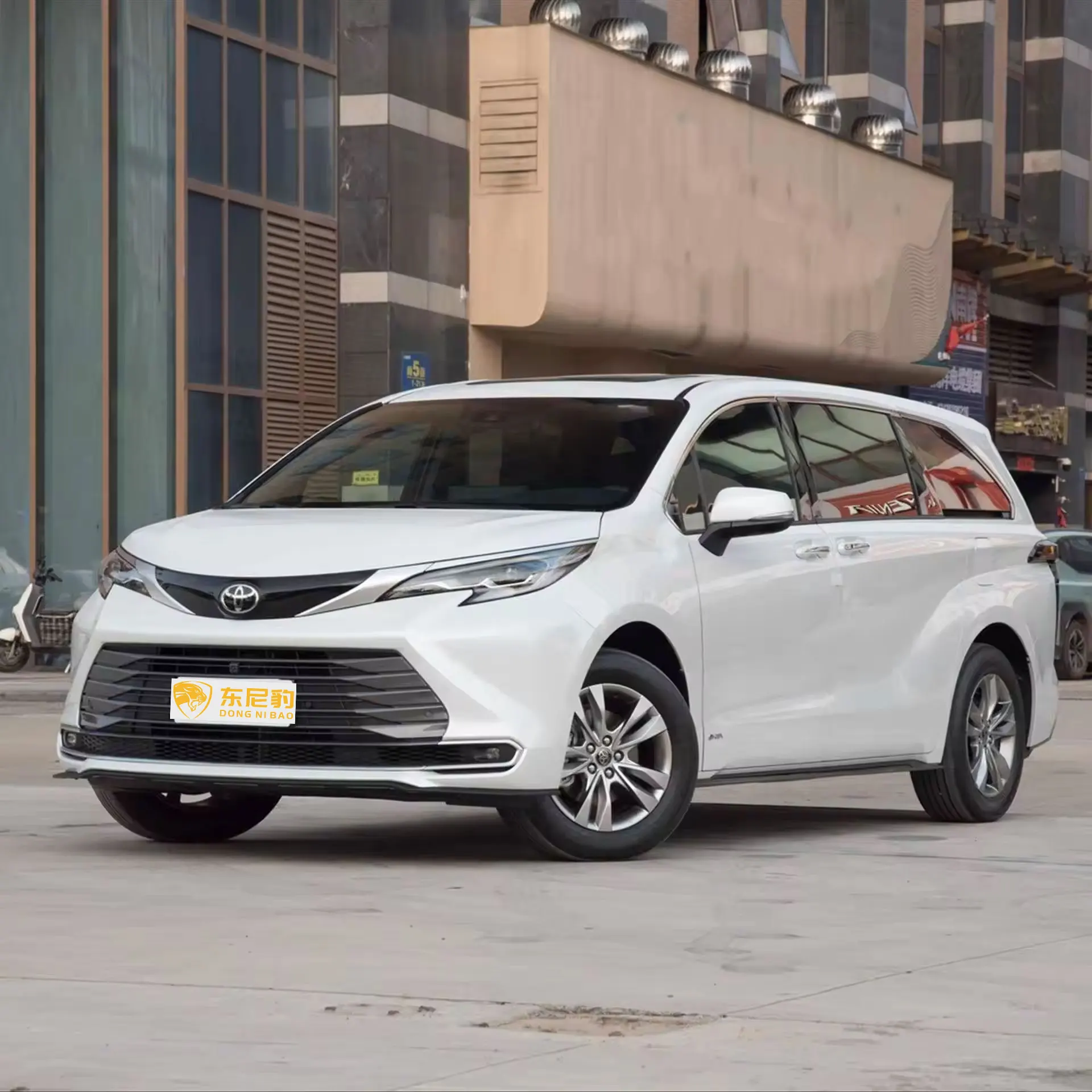 2023 Toyo ta Sie nna Automatic Gearbox Leather Seats Rear Camera Metal Roof Rack FWD Drive Euro VI Emission Standard Now Left