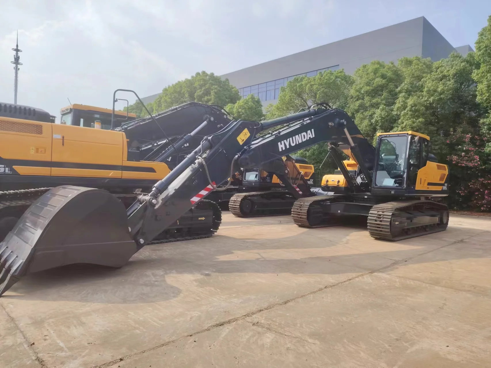 Low Price Promotion   Used Hyundai HX305L Excavator 30TON Used High Quality and Good Condition   in Stock in Shanghai