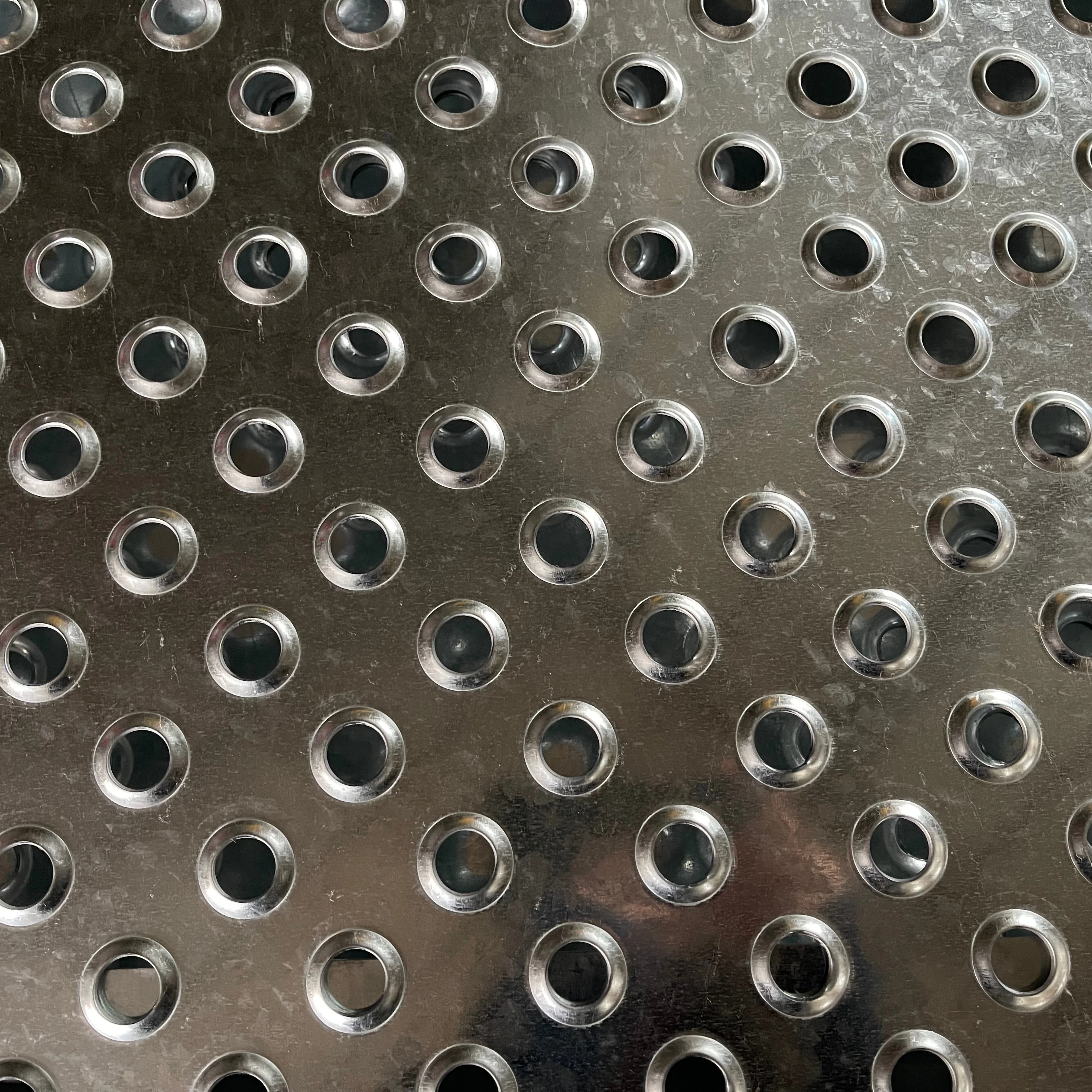 Современная алюминиевая противоскользящая прокладушка с перфорированным отверстием