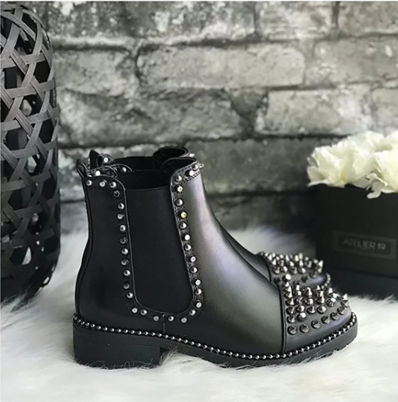 Женские ботинки на плоской подошве с эластичным ремешком и шипами; Модель 2020 года