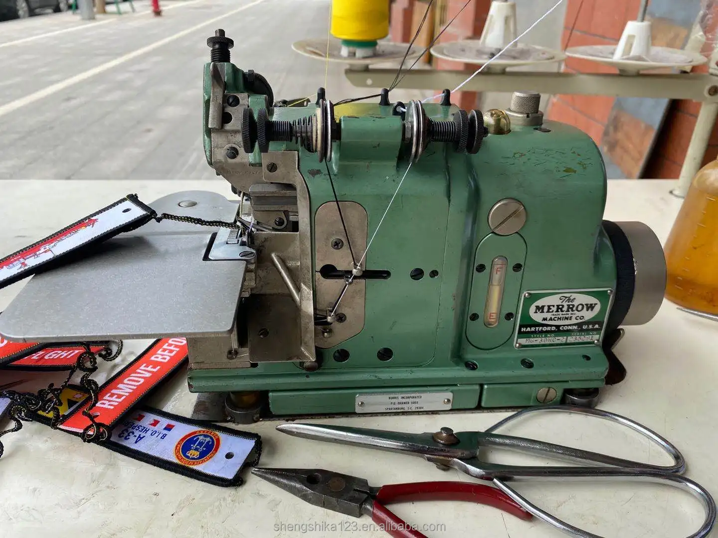 Attractive Price Secondhand Merrow MG-3U Industrial Overlock Sewing Machine with Table for Emblem Edging