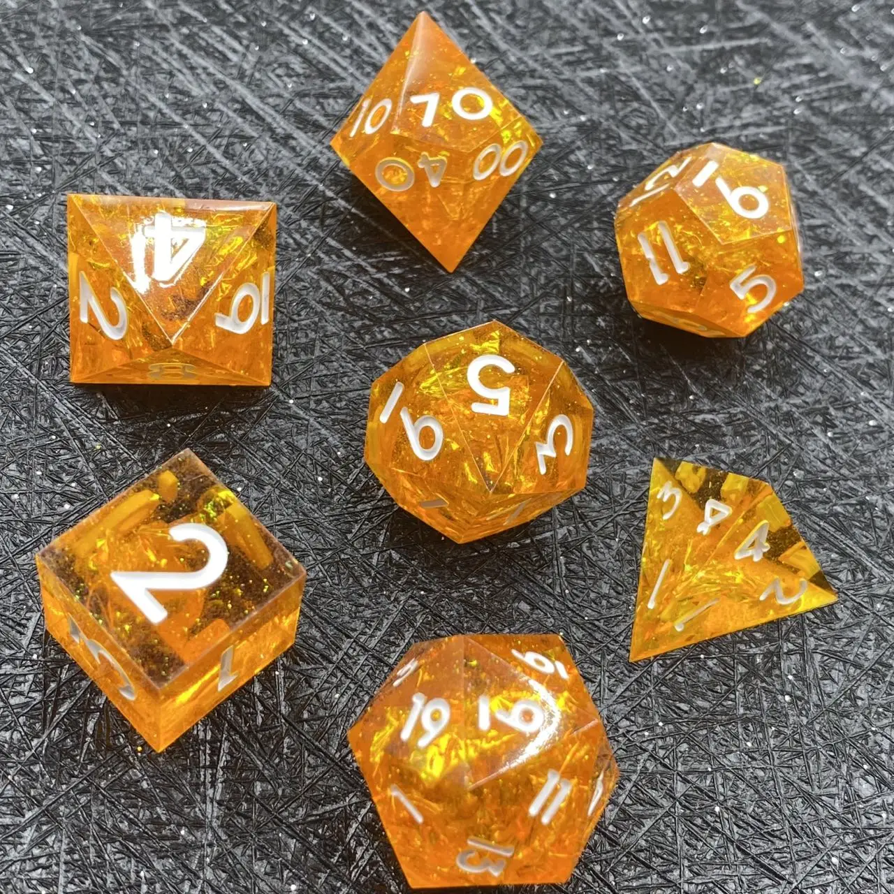 Пользовательские d8 гравированные d20 игральные кости 8 мм острые края горячая Распродажа смолы черный синий жидкий сердечник набор