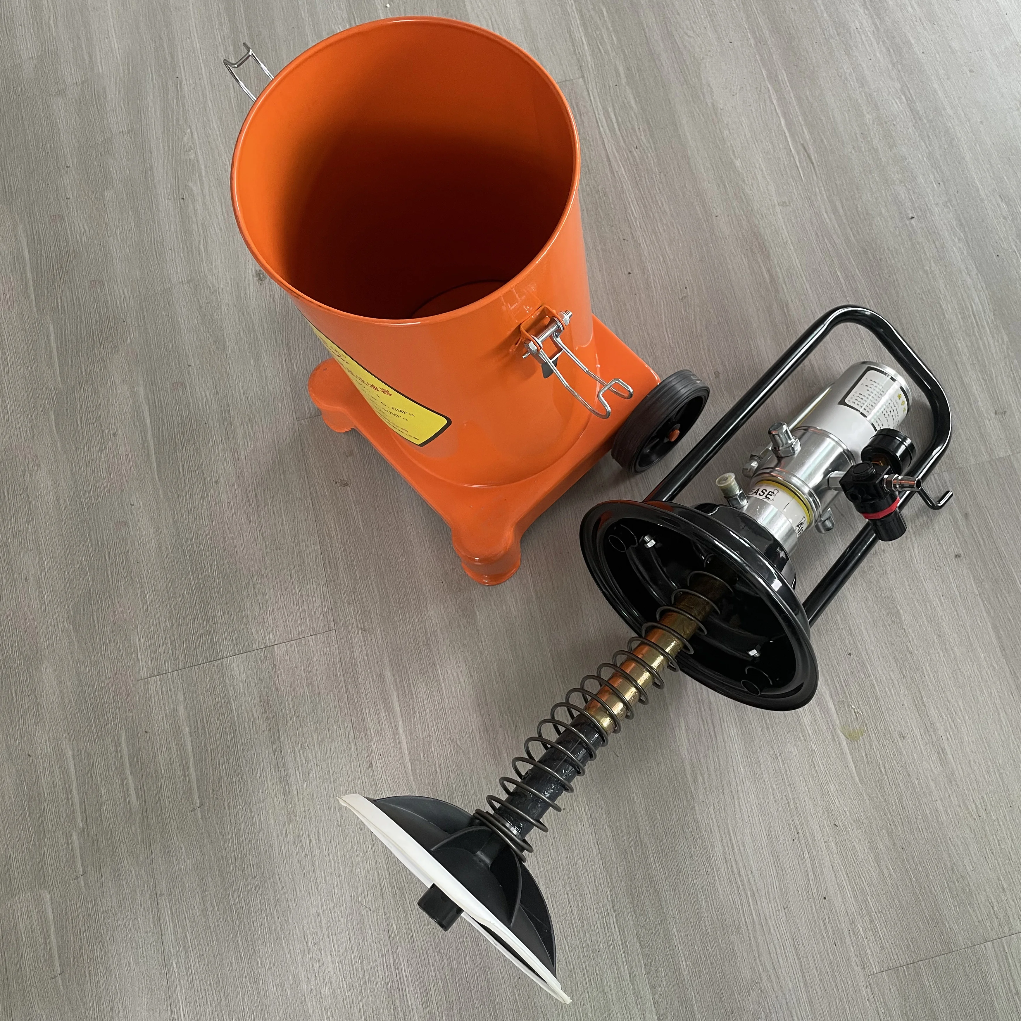 High-Pressure 12L air pneumatic grease pump  Portable Air Operated Auto Grease Lubricator