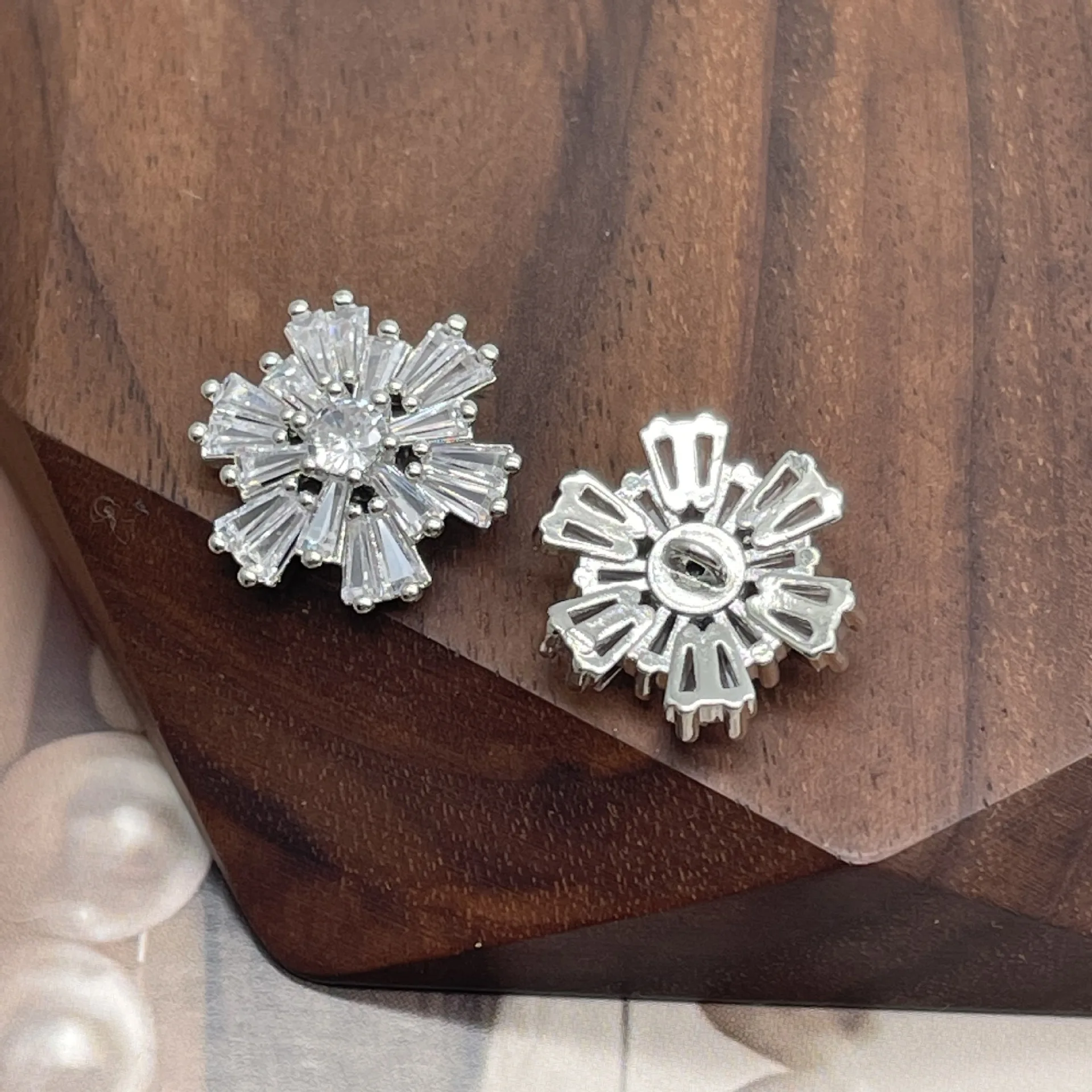 Wholesale High Grade Shiny Beautiful Flower Crystal stone Diamond luxury button jewels