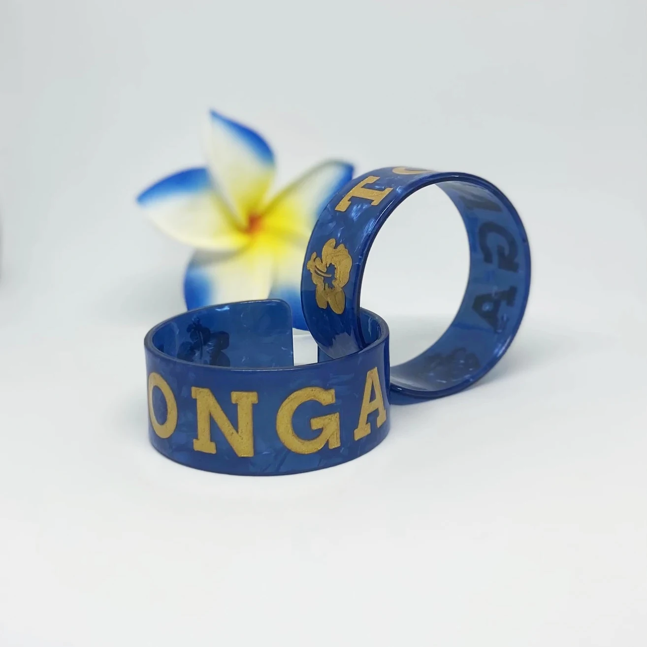  2021 fashion bangles tortoise acrylic shell material with gold tonga engraved cuff bangle bracelet for girls pacific
