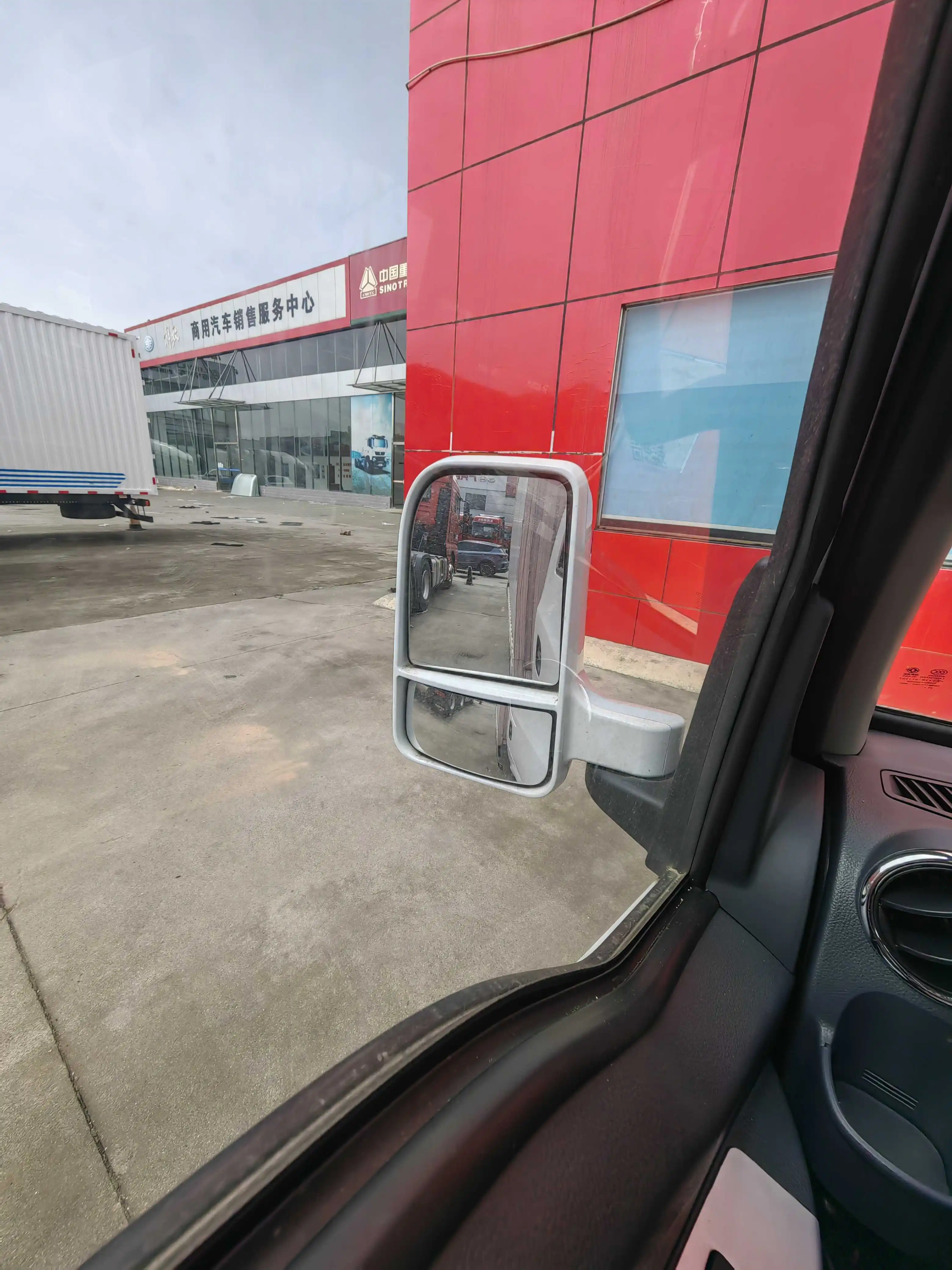 Dongfeng 4x2 mini pickup truck small cargo box van 109hp left drive 6 wheel diesel small commercial van cargo truck