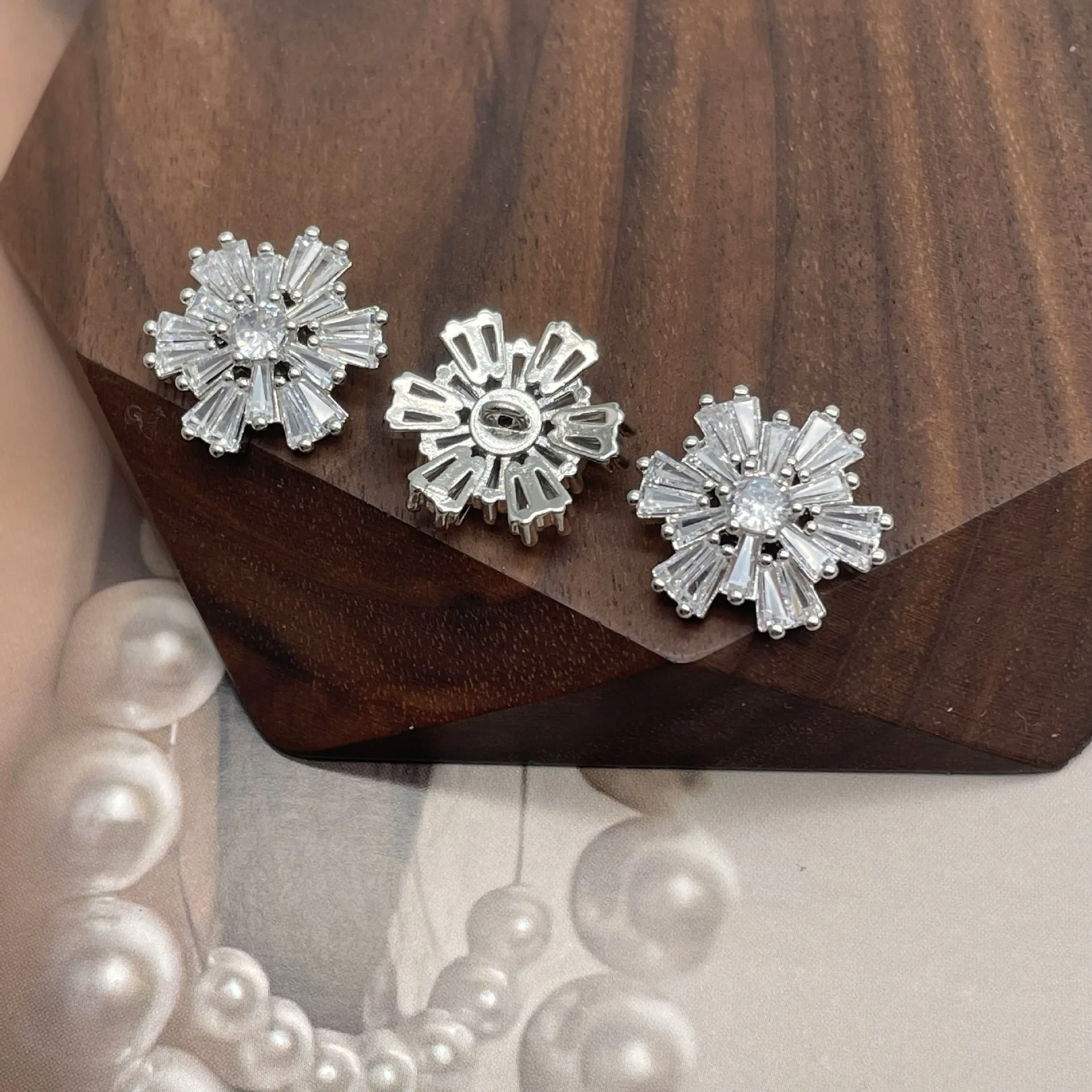 Wholesale High Grade Shiny Beautiful Flower Crystal stone Diamond luxury button jewels