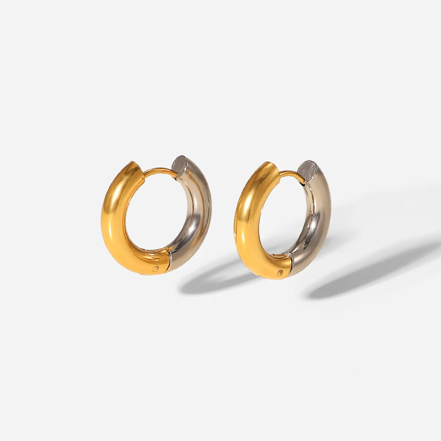 Wholesale fashion Jewelry two tone hoops earrings 18k gold plated stainless steel huggie earring with loop