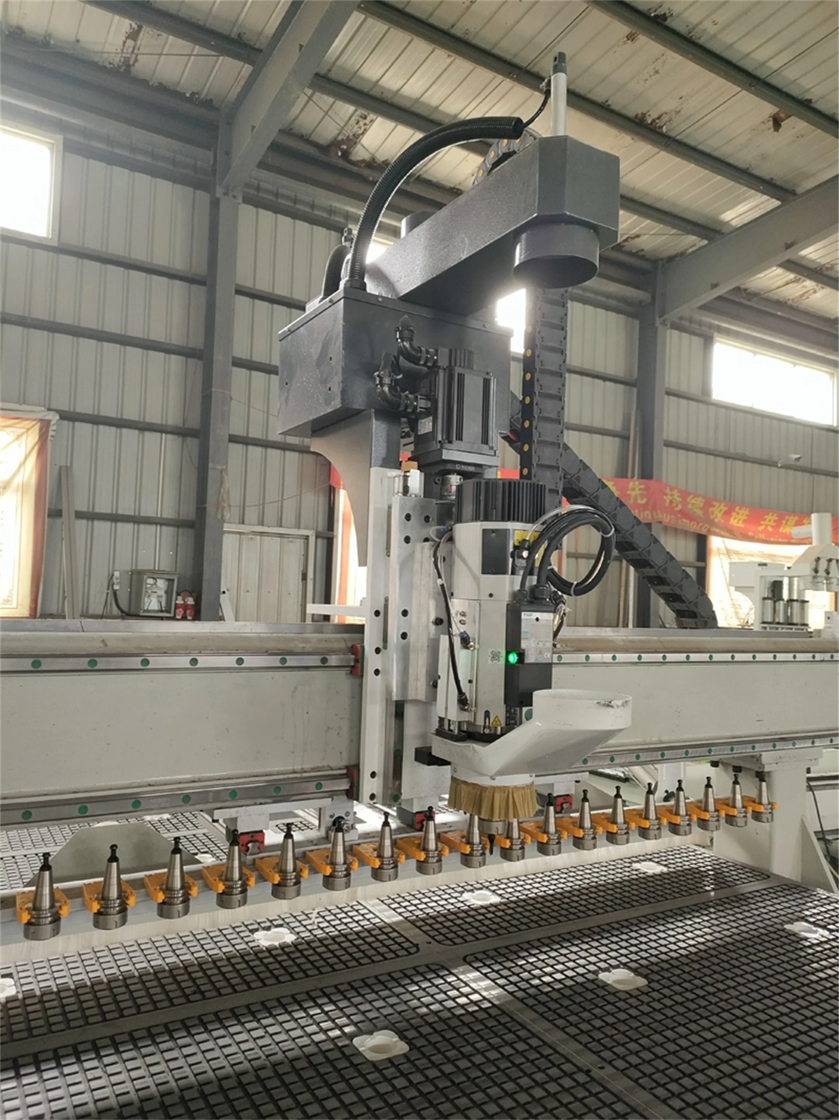 ATC CNC маршрутизатор для автоматической смены инструмента cnc 1325 atc 3 оси