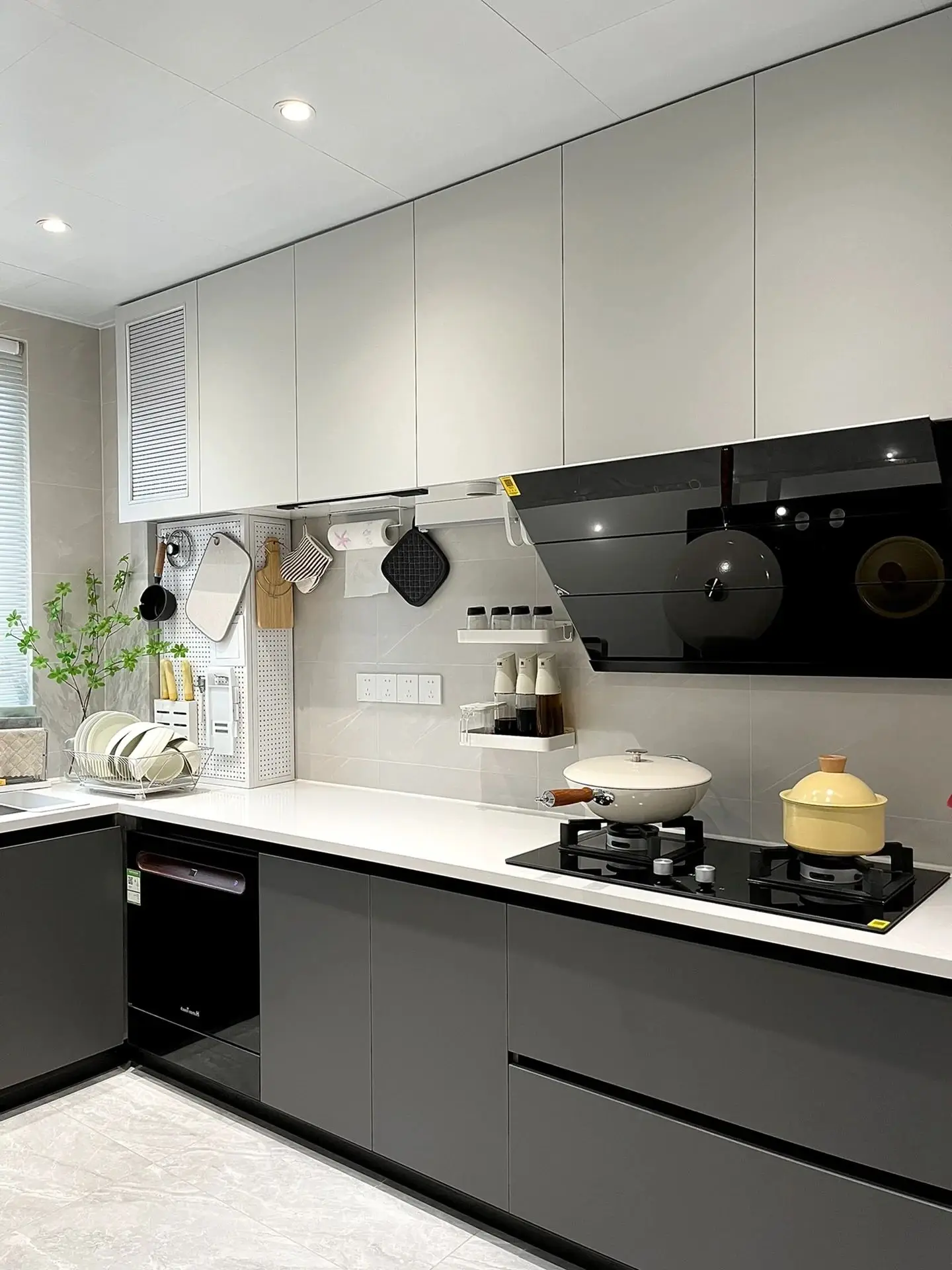 U-Shaped Custom Kitchen Cabinet Melamine Plywood Board Kitchen Cabinet Design Kitchen Furniture for Project