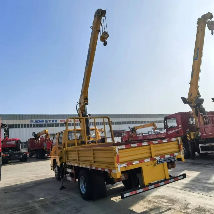 Small JMC truck crane 3.2 tons boom arm double row cab 5 seats for cargo handling and transportation