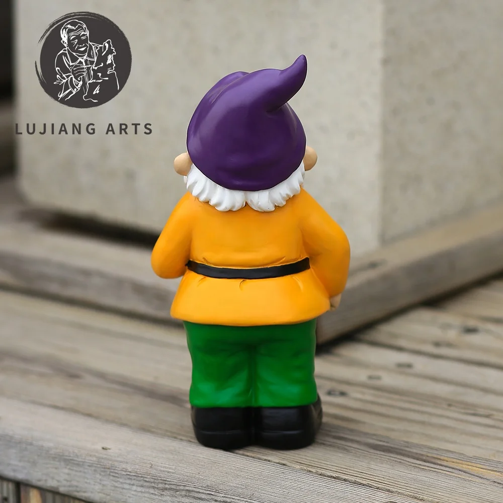 7.6inch Gnome Gum Blowing Statue Resin Gnome Sculpture Decoration Funny Gnome Gum Blowing Figurine Garden Gift