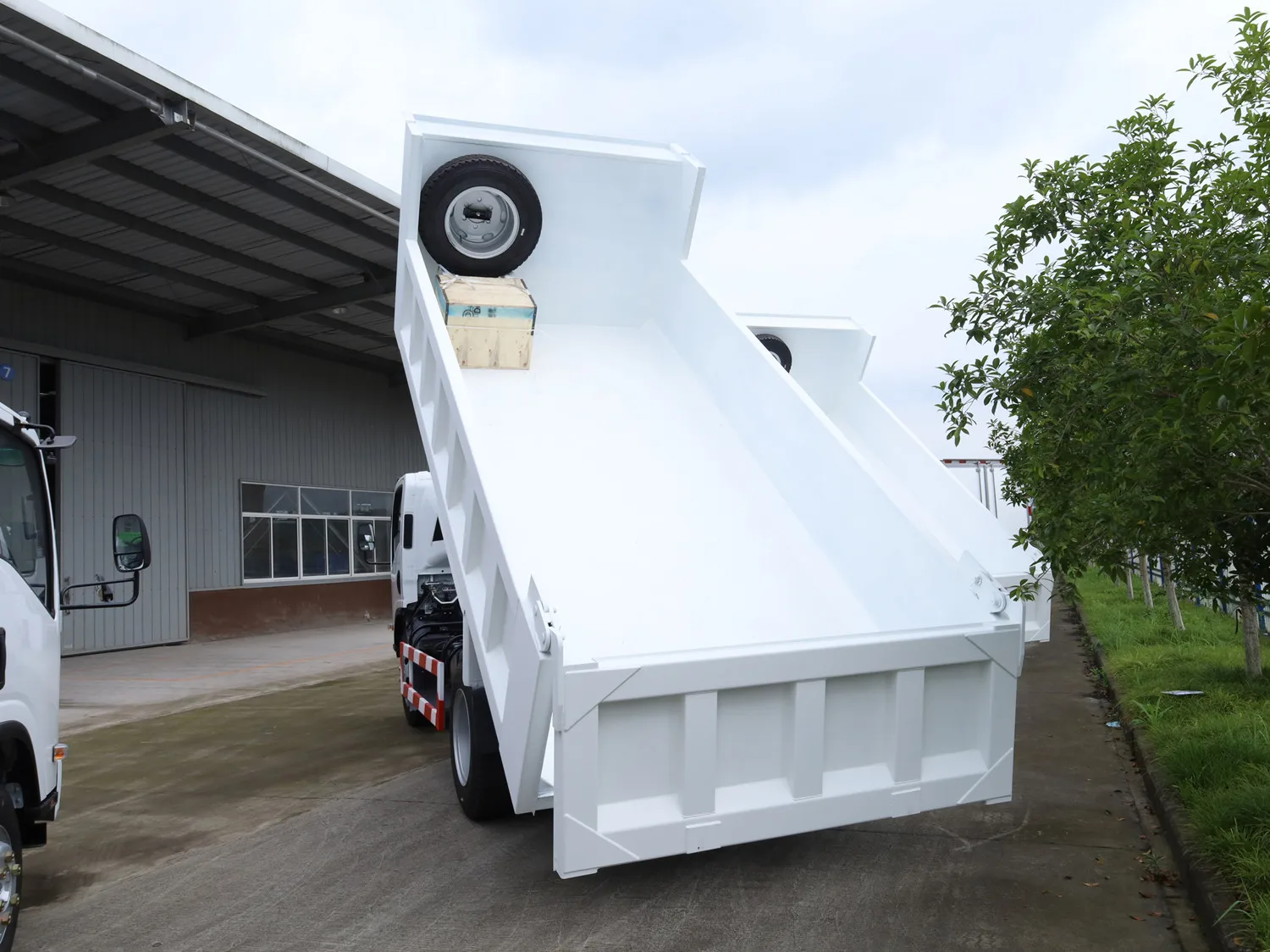 New Isuzu Dump Truck with 4HK Engine 4 to 7 Tons Tipper Truck Medium Duty Truck for Sale