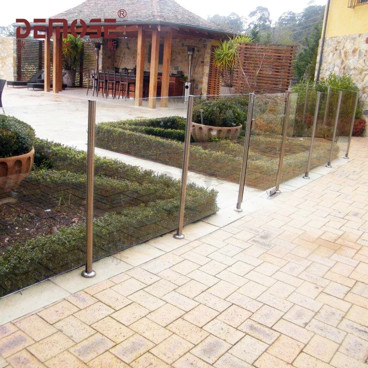 
steel post glass fencing in the house/tube column glass railing in the backyard 