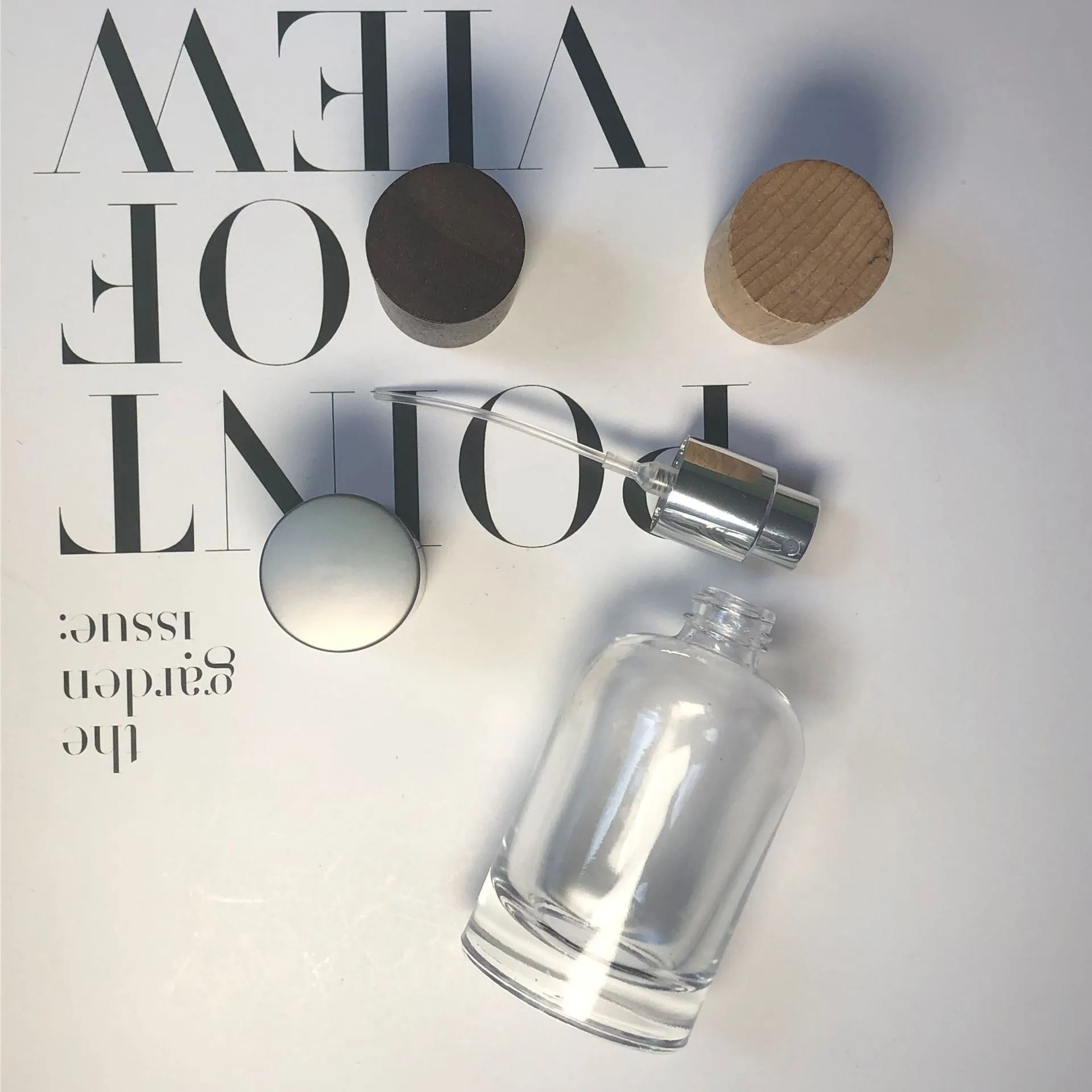 Luxury Cylinder 30ml Glass Perfume Bottle Empty Glass Fragrance Parfum Spray Bottle 1oz with Wooden Cap