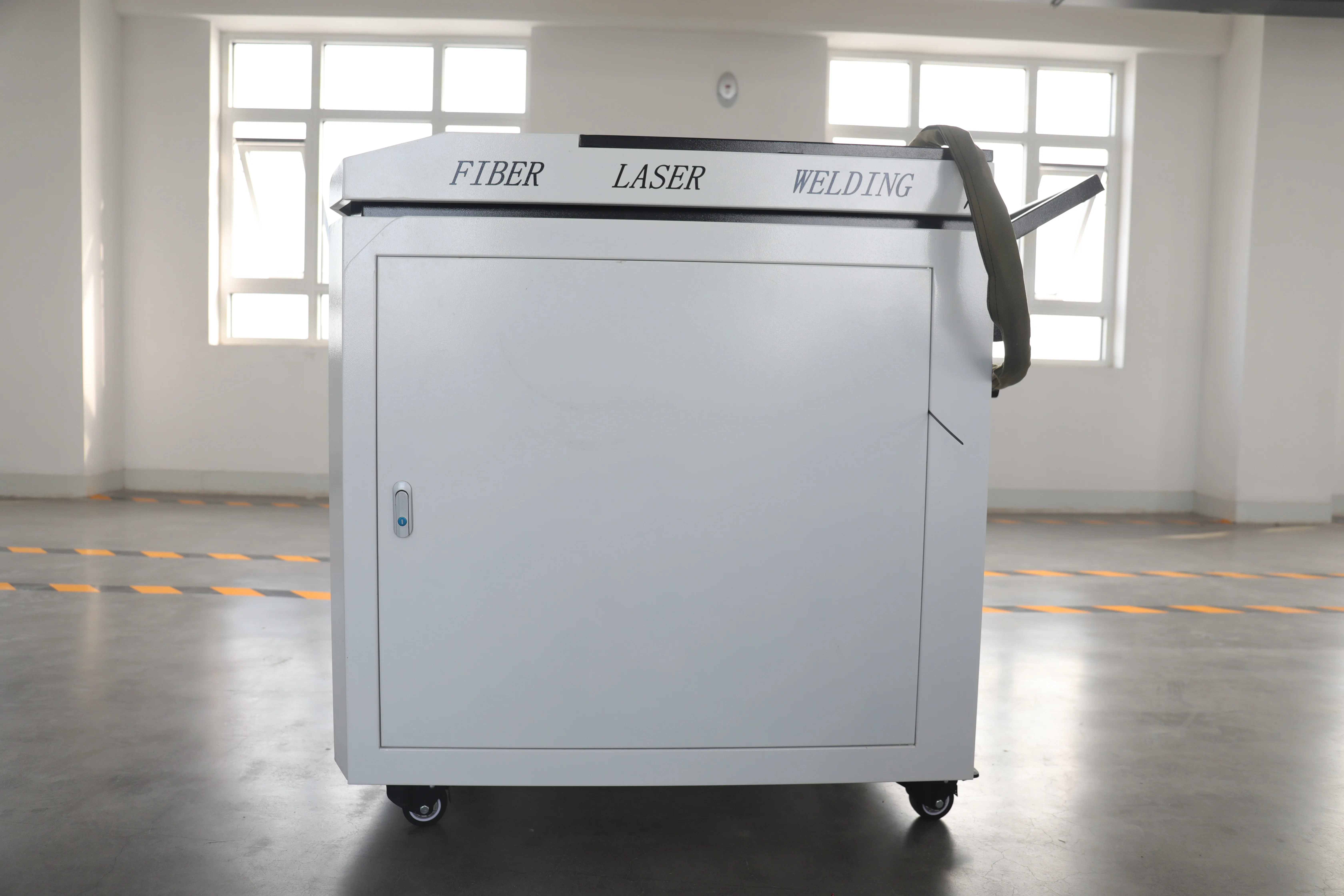 G.Weike LC-500 Portable Fiber Laser Cleaning Machine Rust Removal Cleaning Machine for Selective Paint Removal