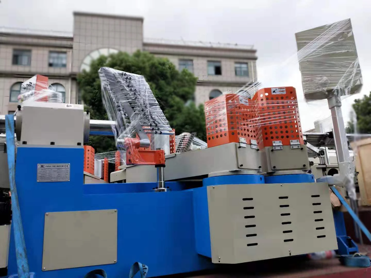 Спиральная машина для производства картонных трубок для фейерверков