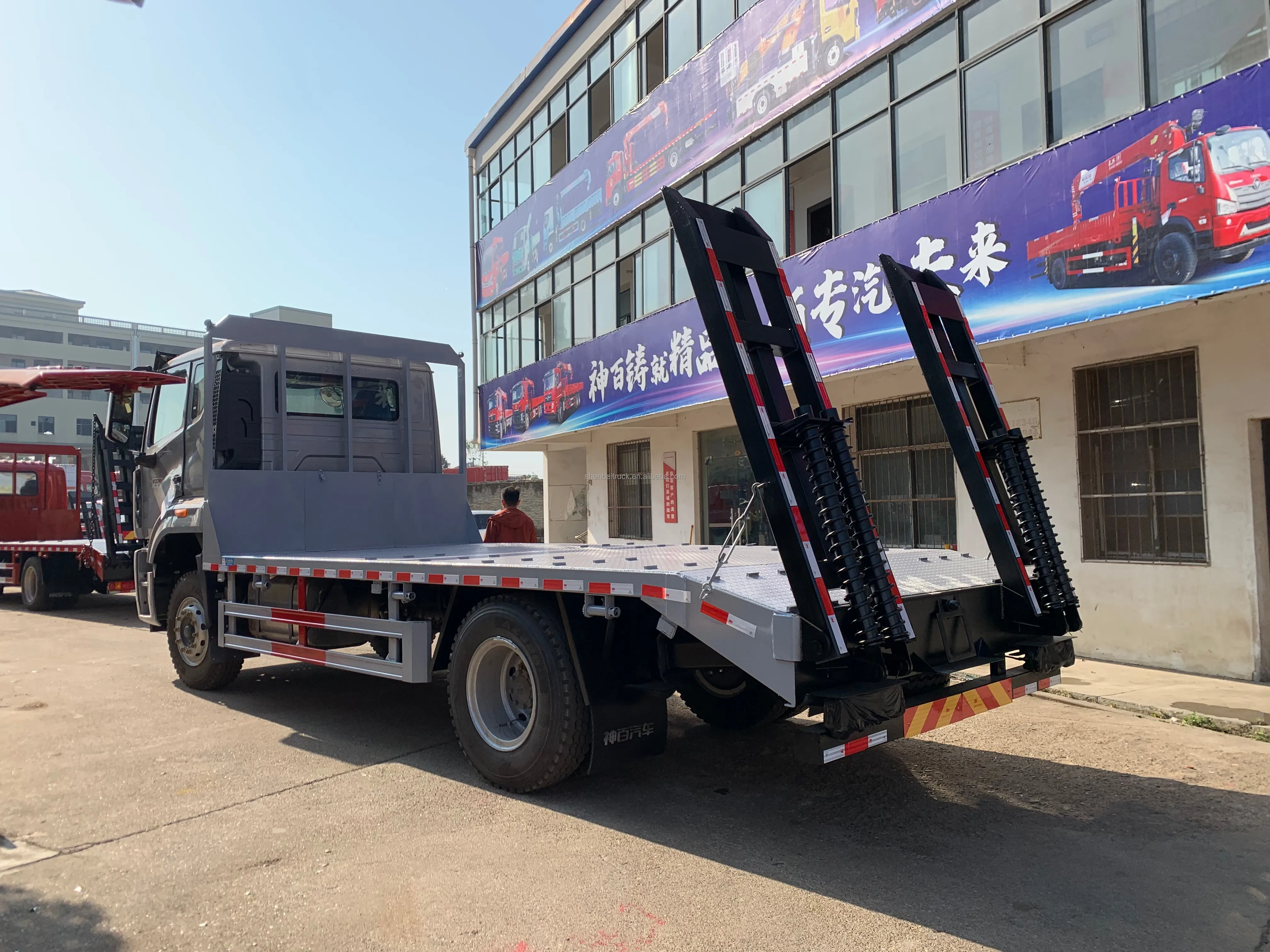 Sinotruk Howo 4x2 бортовой грузовик с рампой лестница низкая транспорт для продажи