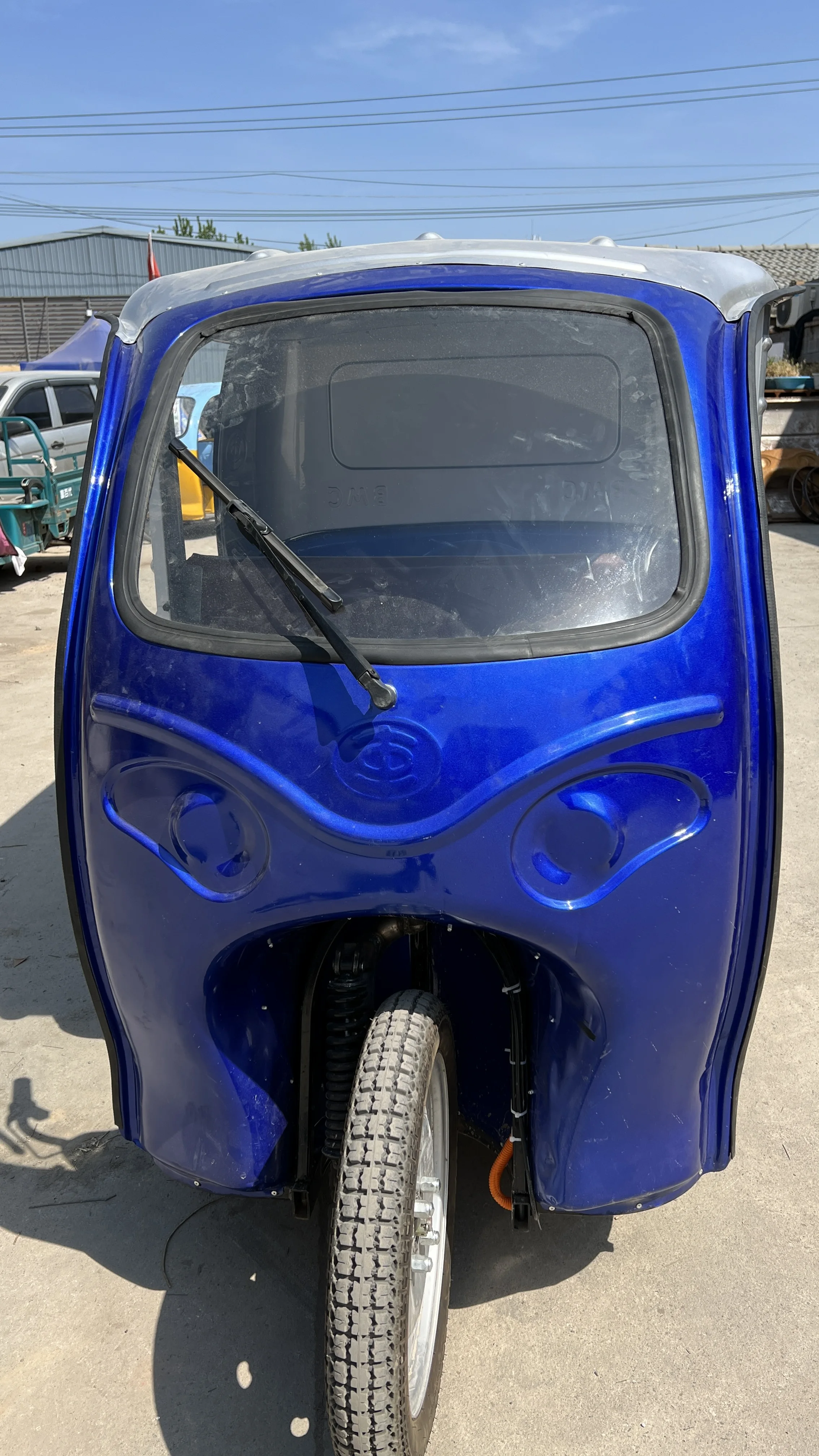 China Popular Electric Enclosed Tuk Tuk Tricycle 3 Wheels Big Space Passenger Sightseeing Rickshaw
