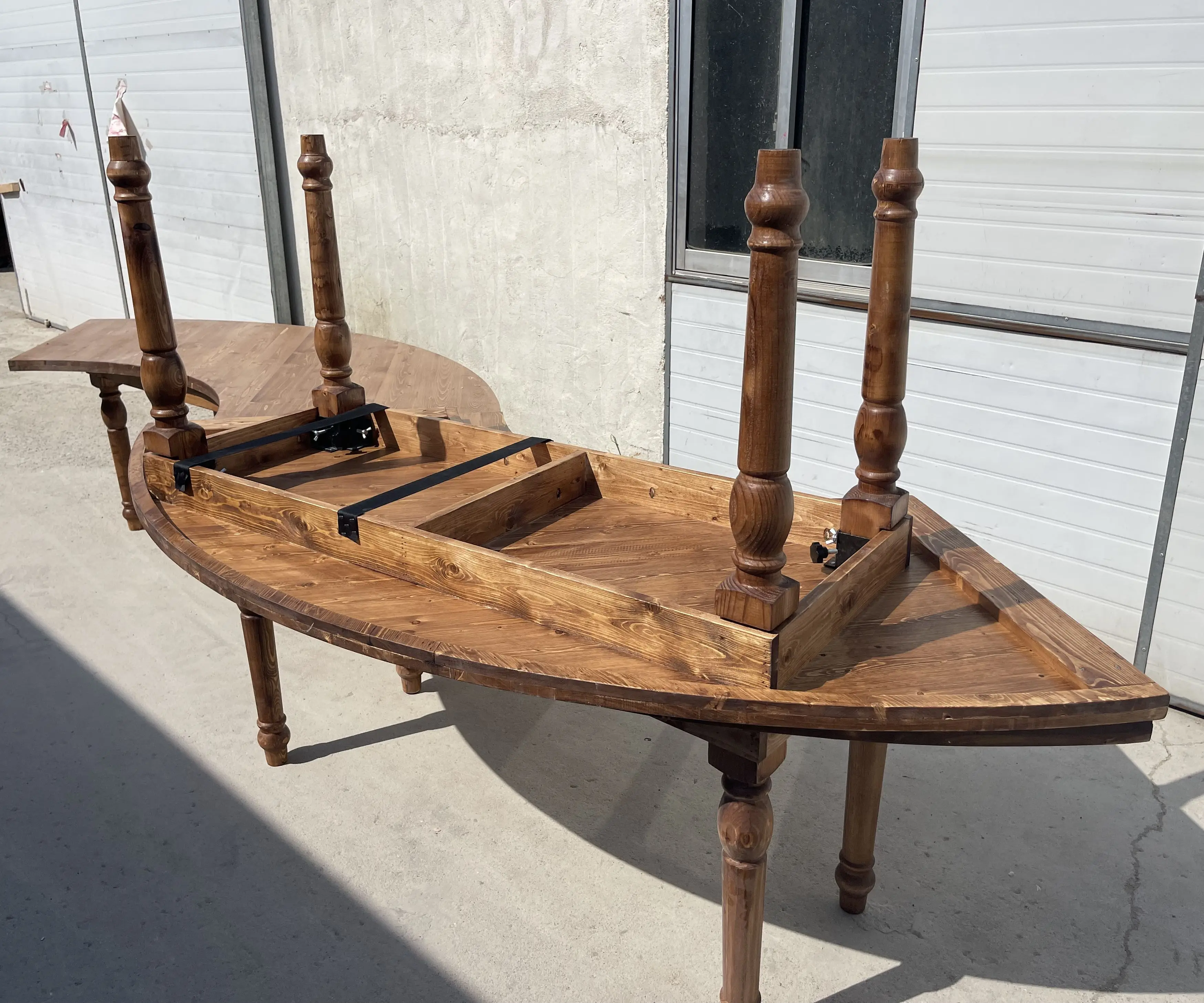 Garden curved wooden garden outdoor rustic seating outdoor picnic table outdoor Antique-colored tables used in event wedding