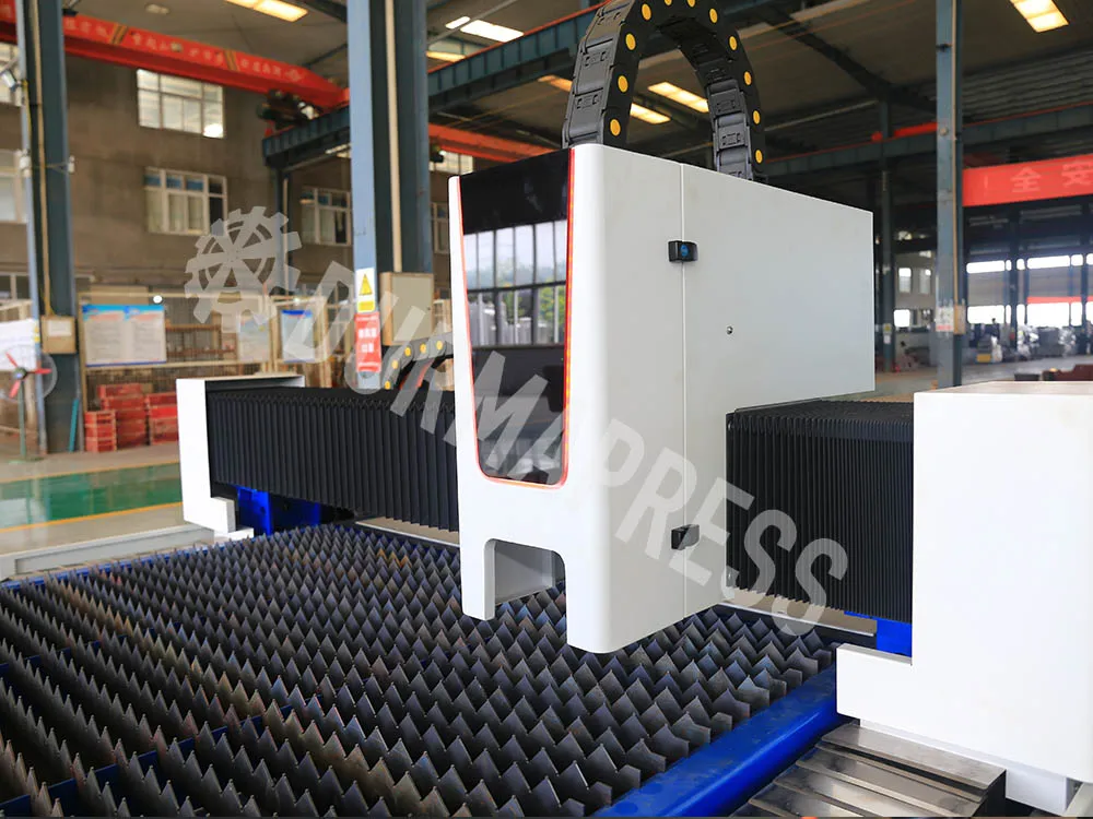 hot selling fiber laser cutting machine with high discount for carbon stainless steel 1500w