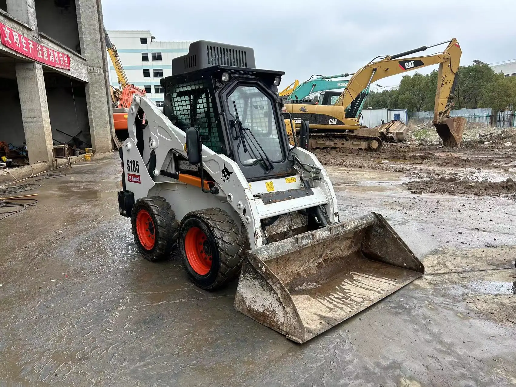 Б/у Bobcat погрузчик с бортовым поворотом S18