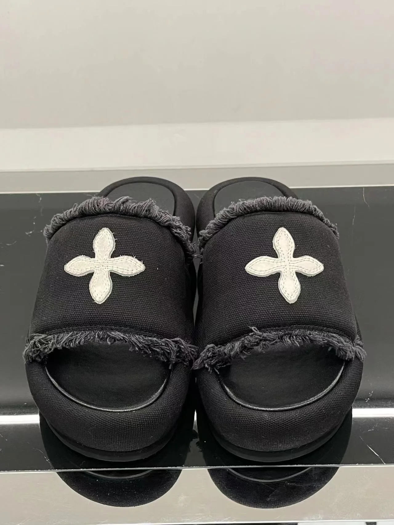 High Quality Dark Cross Black Velvet Slippers With Thick Soles Wear Fashion Fur Indoor Slippers For Ladies