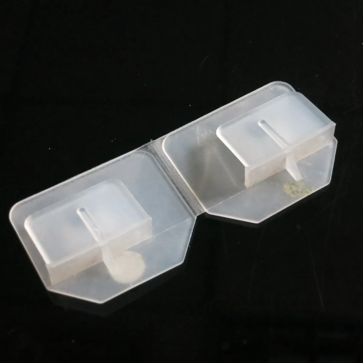 plastic flexible display foot for cardboard