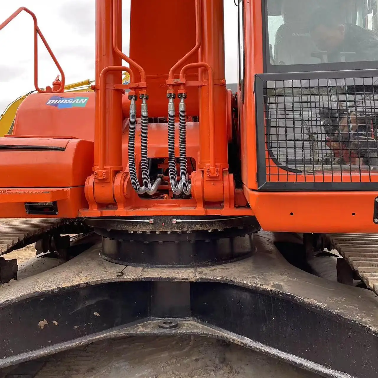Надежный экскаватор Doosan DH420LC-7 имеющийся в наличии для тяжелой конструкции отличная производительность карьеров и раскопках