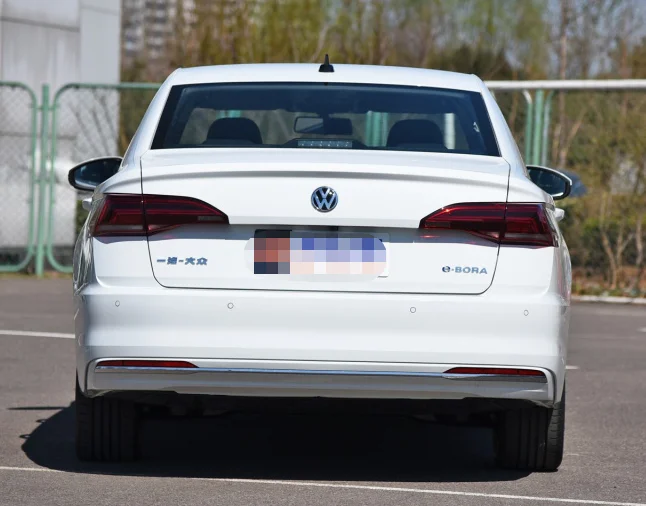 High-speed adult electric cars selling 4 doors and 5 seats in China