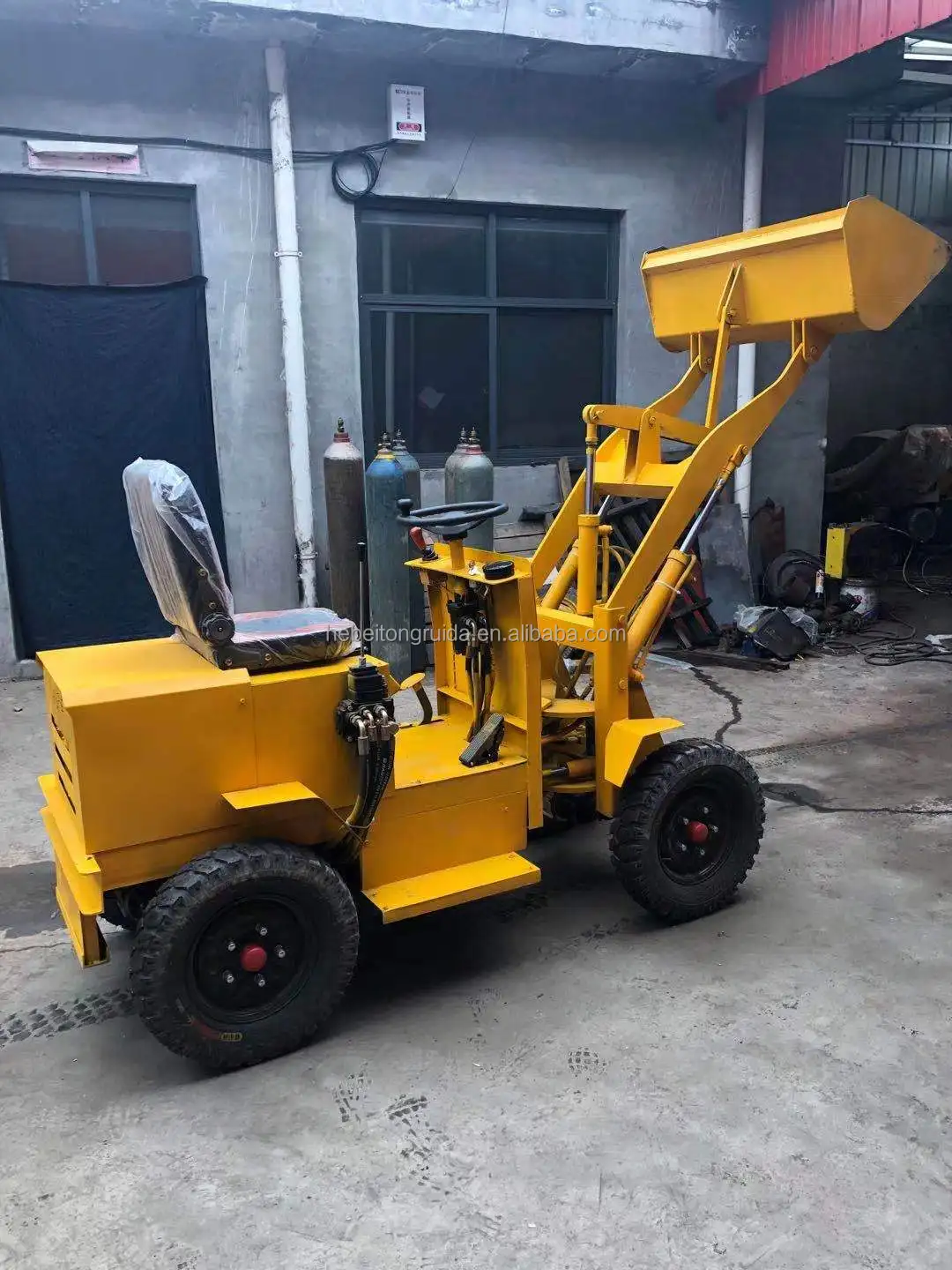 Electric silent bulk hauling forklift loader shoveling operation earthwork construction machinery