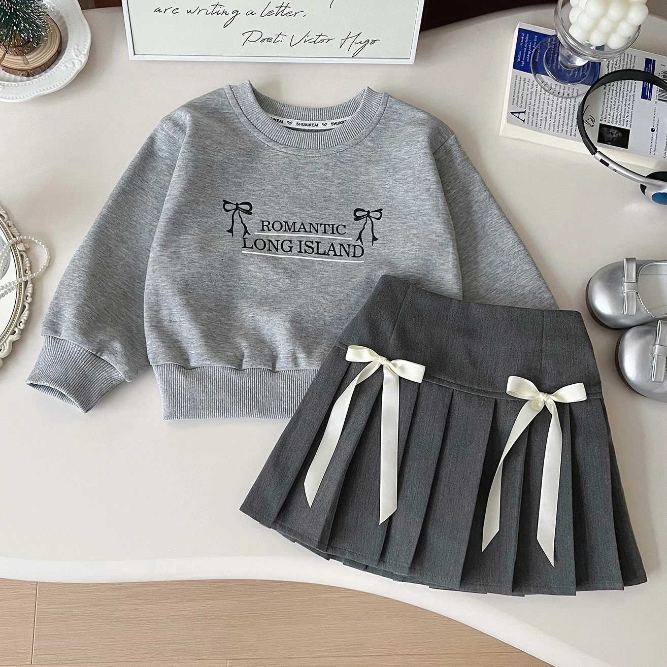 Новинка осени, корейский свитер с длинным рукавом и принтом букв для девочек, комплект с юбкой и юбкой для маленьких девочек, 2024 Ruidian OEM