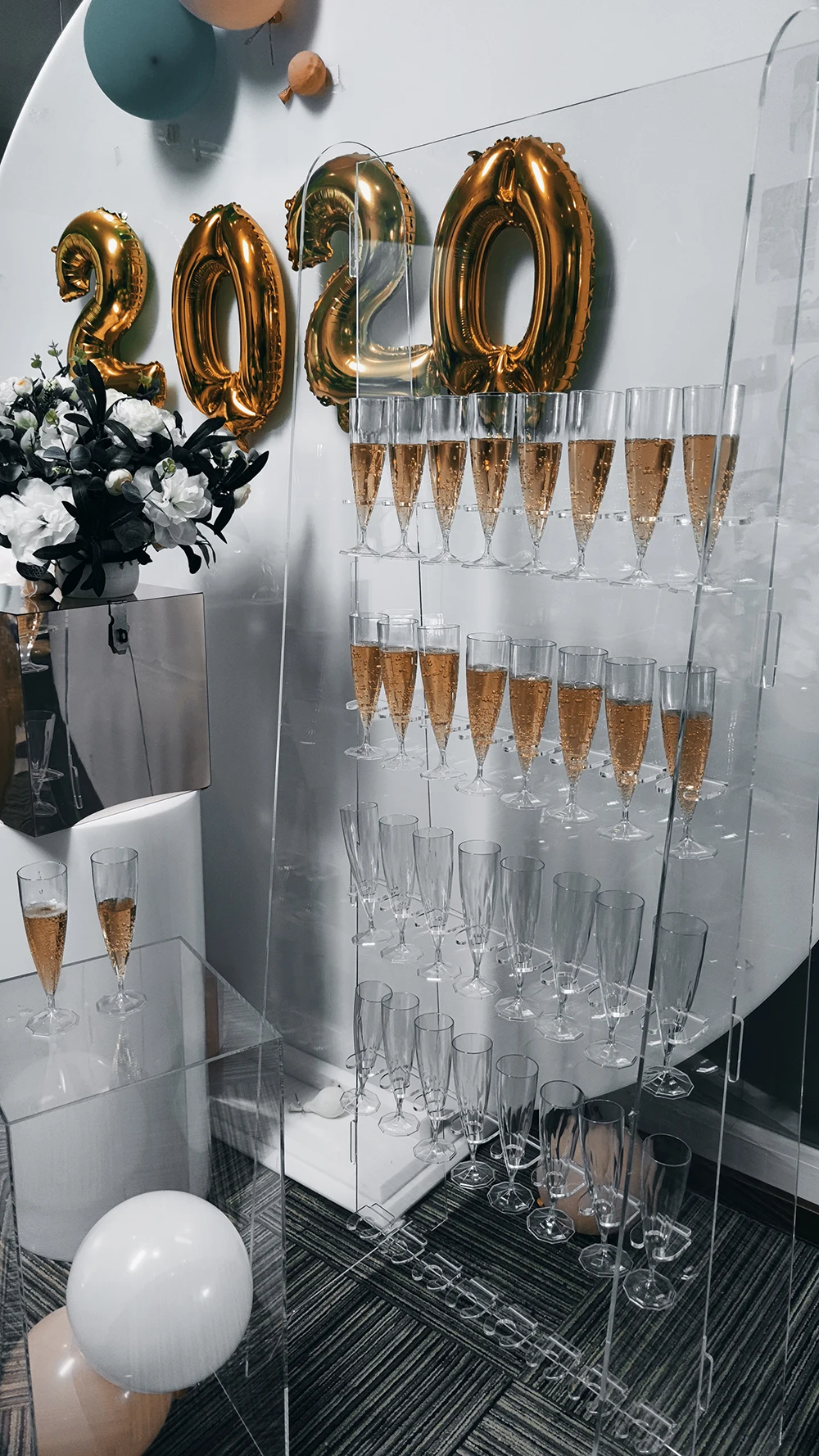 Modern Perspex Wedding Champagne Wall 3 Tier Clear Acrylic Champagne Wine Glass Cups Display Stand Rack Wall for Wedding