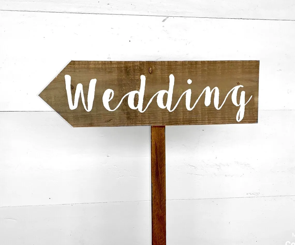 Customizable Hot Selling Good Quality Pine Wood Brown Directional Wedding Signs