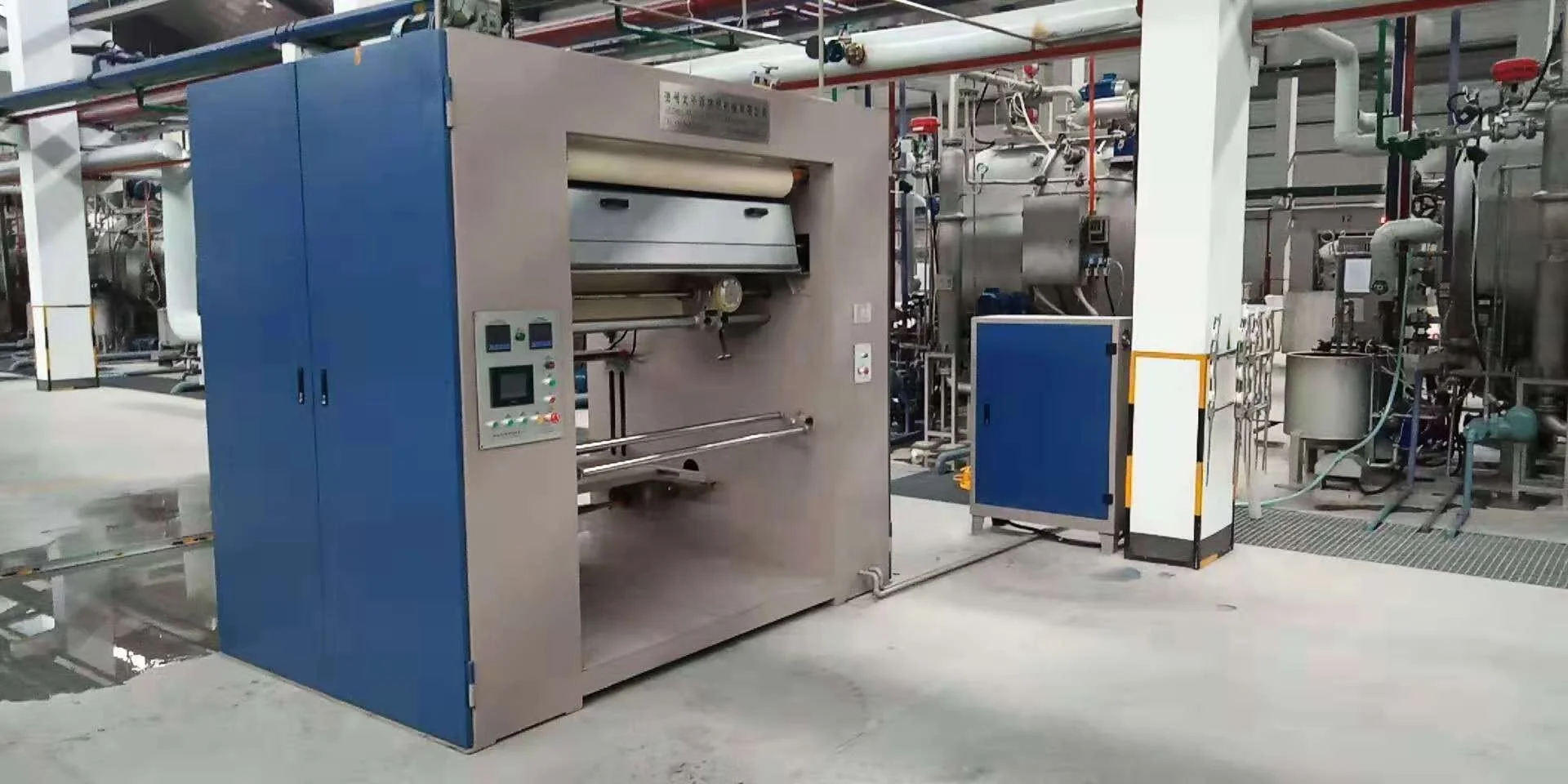 Vertical felt calender machine used for setting polyester and cotton fabric