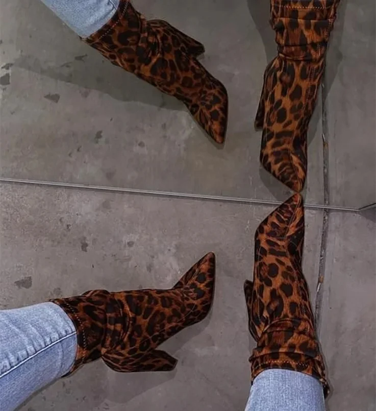 Женские ботильоны со змеиным принтом, облегающие ботинки на массивном высоком каблуке, с острым носком, без застежки, большие размеры до 43