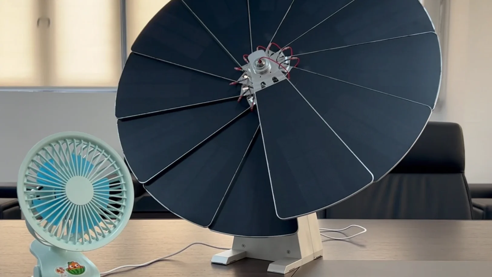 Tabletop solar power system small solar system easy carrying solar system triple axis solar tracker model