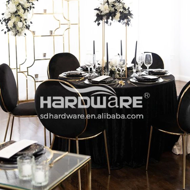 Бархатный обеденный стул черного цвета с золотыми металлическими ножками