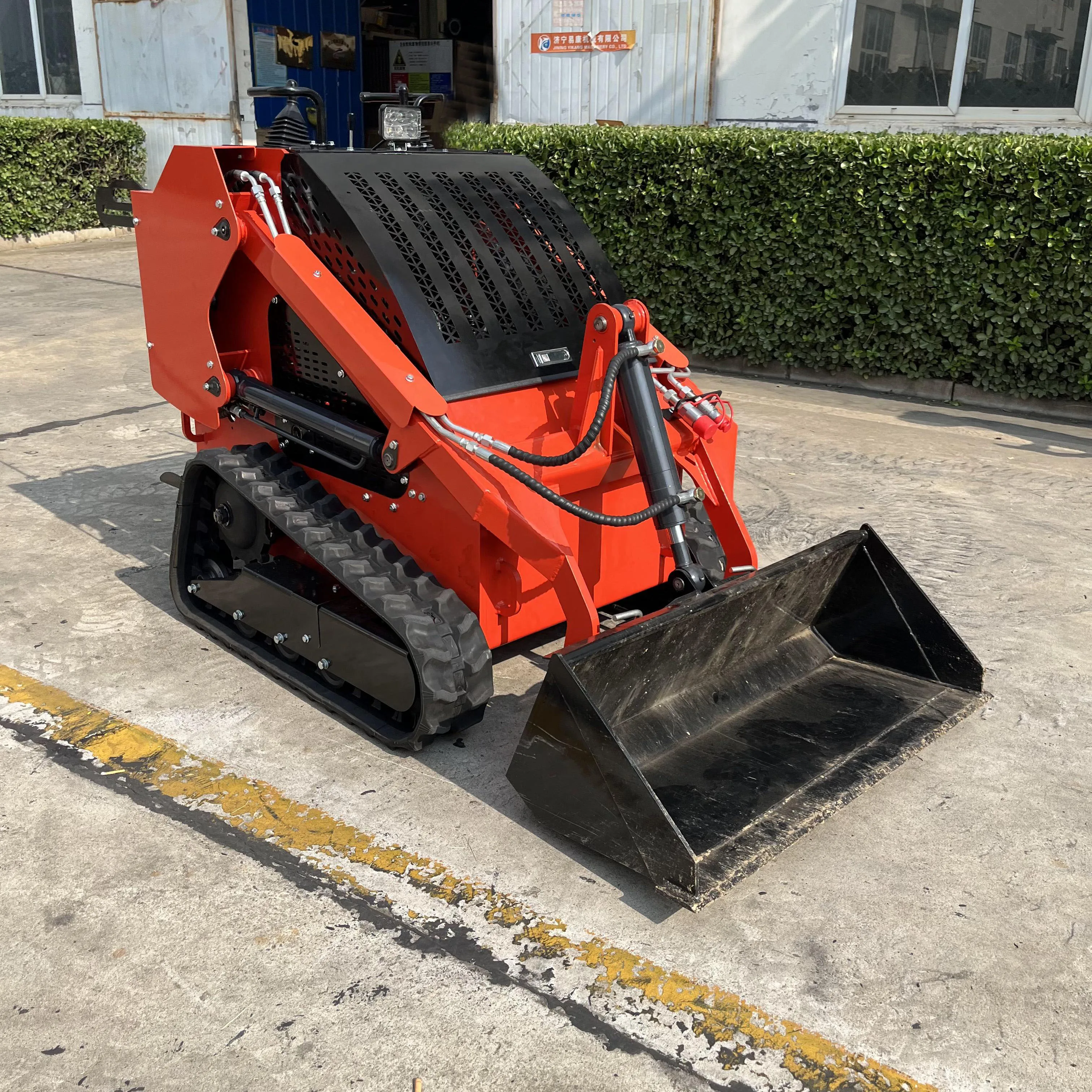 YIKANG Mini loader is versatile and easy to use for newcomers