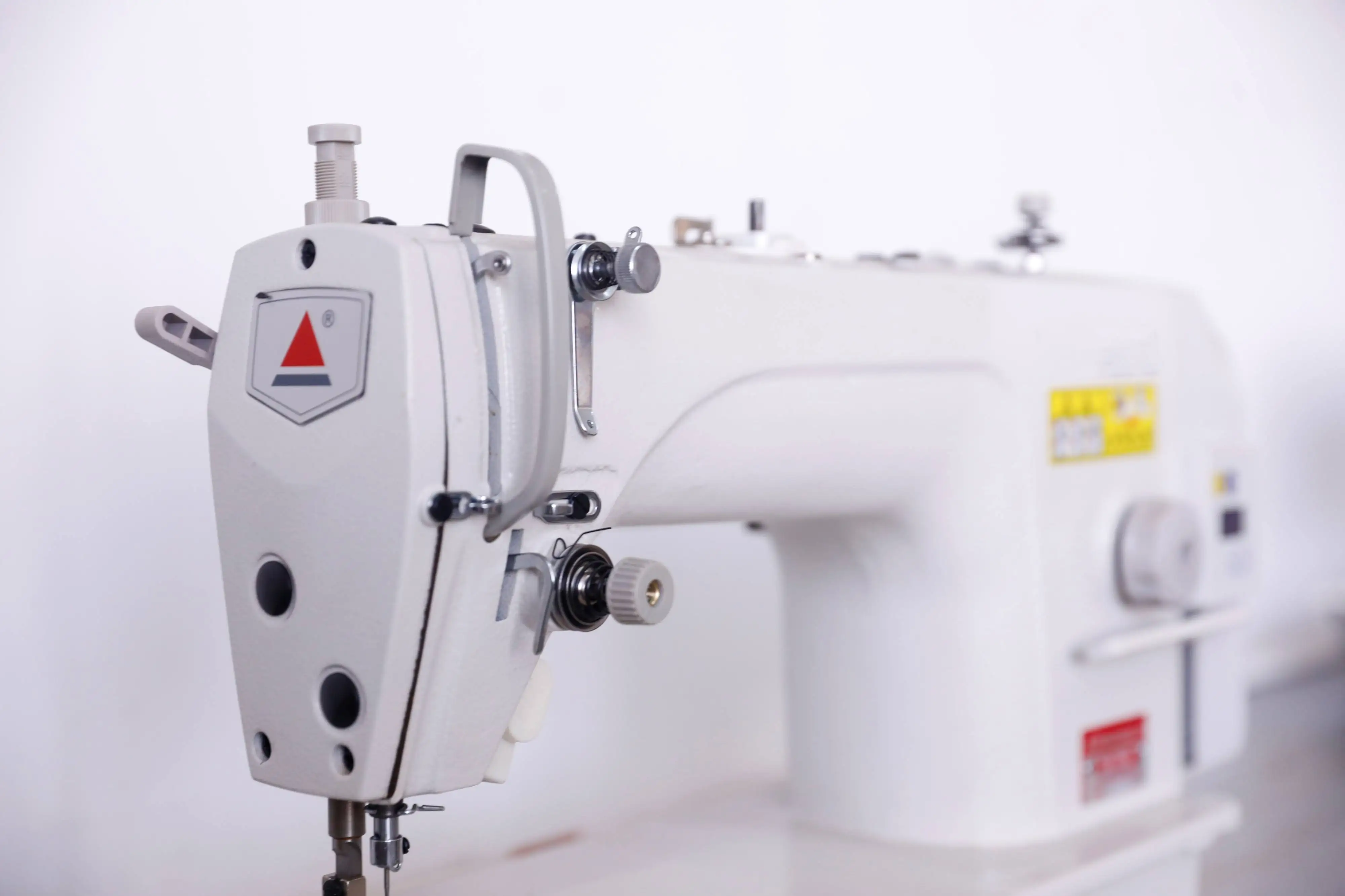 OEM New Style Direct Drive High-Speed Industrial Sewing Machine Electronic Lockstitch Sewing Machine For Garment Sewing