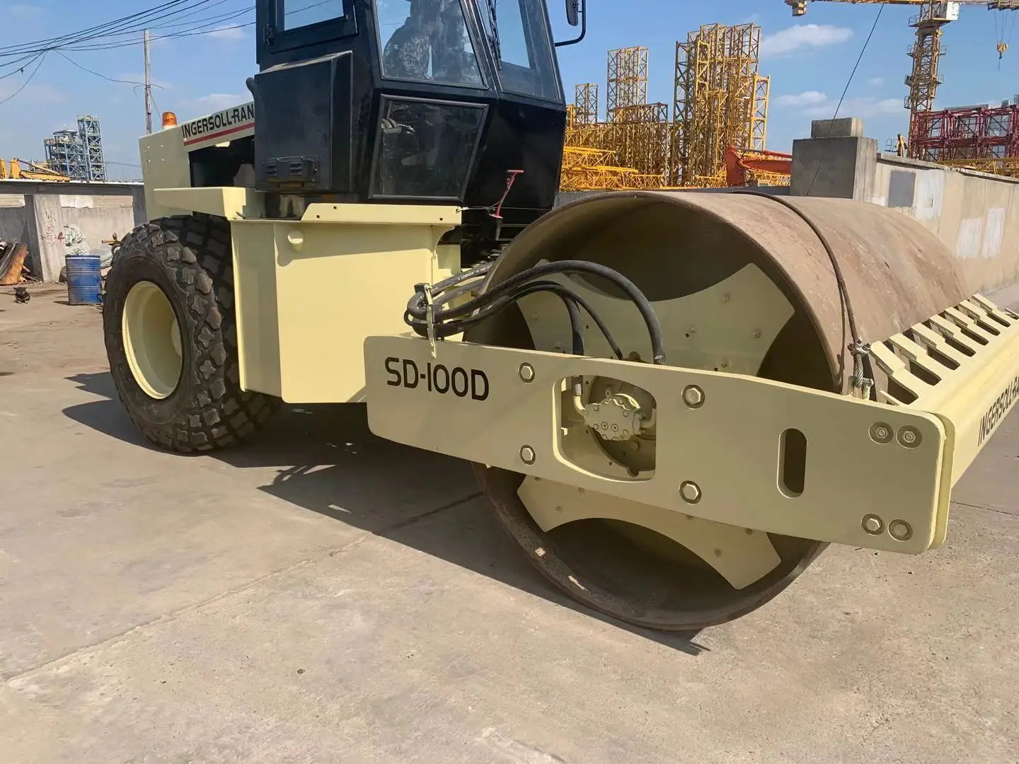 used SD100D road roller