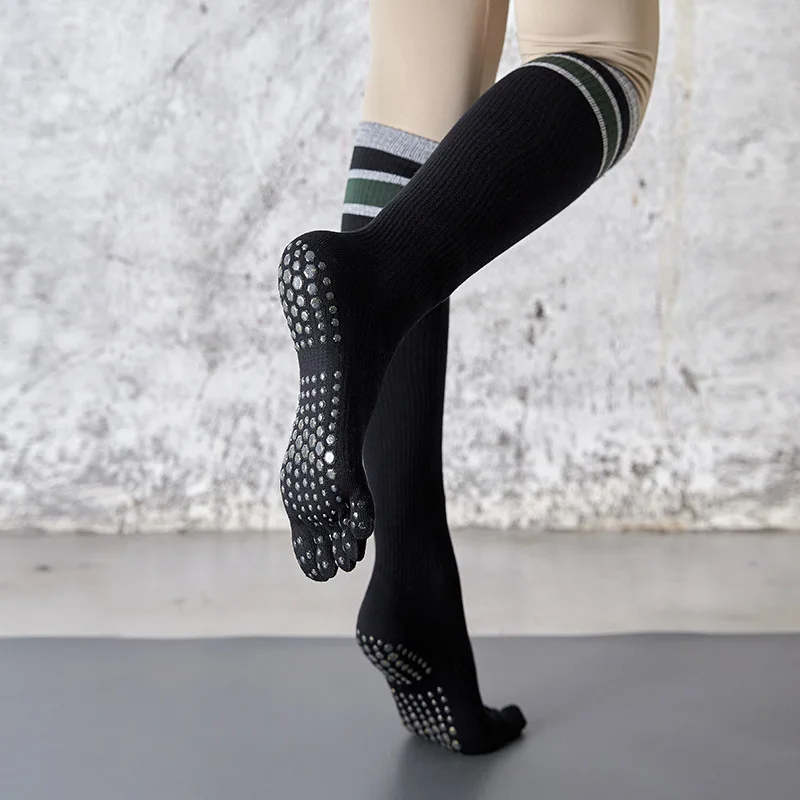 Grip custom cartoon wholesale anti slip socks calcetines logo designer cotton men socks custom pilates grip socks manufacturer