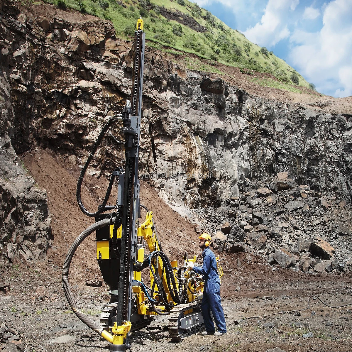 Interchangeability Top Hammer Rock Blast Mine Surface DTH Drilling RIg With Air Compressor