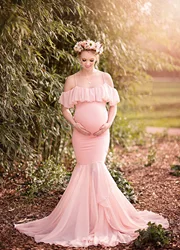 Шифоновое свадебное платье для беременных с оборками и открытыми плечами на тонких бретельках