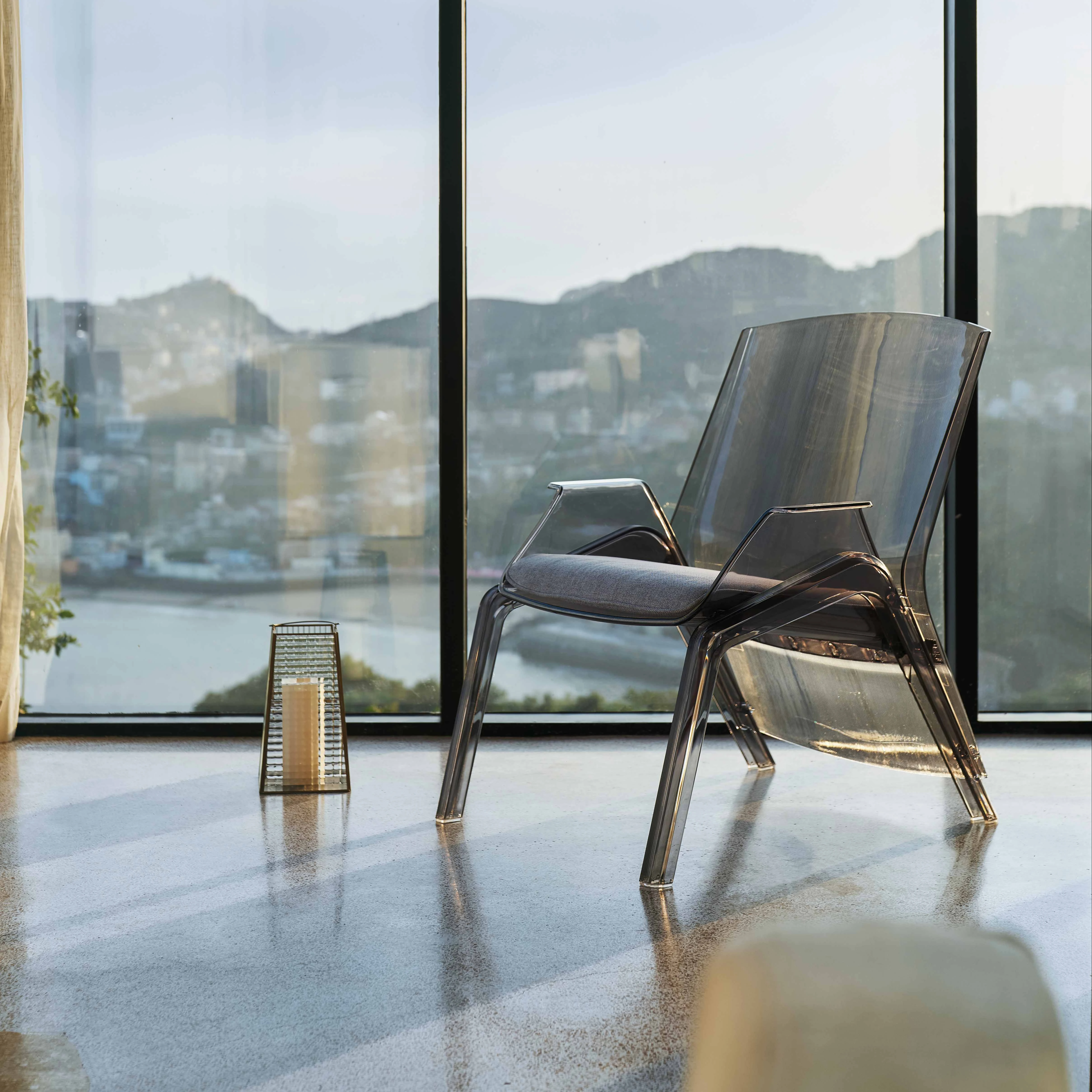 High quality wholesale PC Polycarbonate Clear Transparent plastic dinning chair with armrest