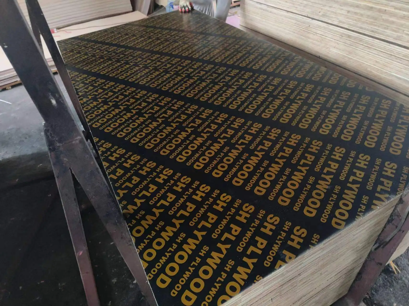 Factory direct sale 4x8 different types laminated of film faced plywood for building